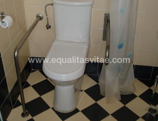 Baño adaptado de uno de los apartamentos accesibles.