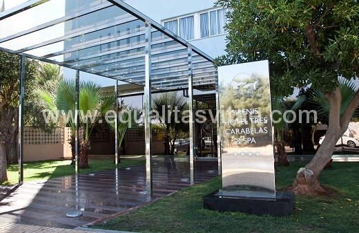Entrada accesible al hotel. Foto www.sirenishotels.com/en/ibiza-hotels/sirenis-hotel-tres-carabelas-spa/