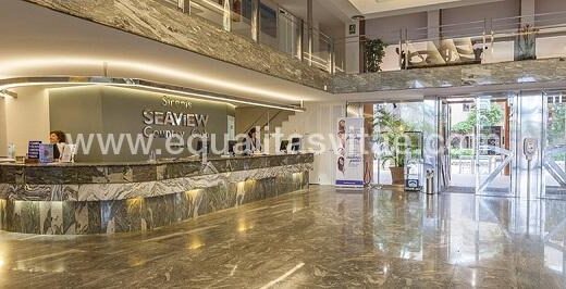 Hall del hotel, entrada accesible, Hotel Sirenis Country Club. Foto https://www.sirenishotels.com/es/hoteles-ibiza/sirenis-seaview-country-club-hotel-ibiza/