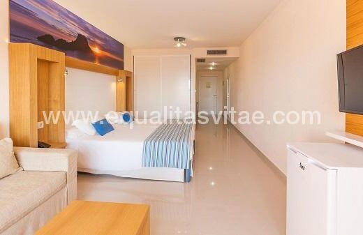 Habitación accesible. Foto https://www.sirenishotels.com/es/hoteles-ibiza/sirenis-seaview-country-club-hotel-ibiza/