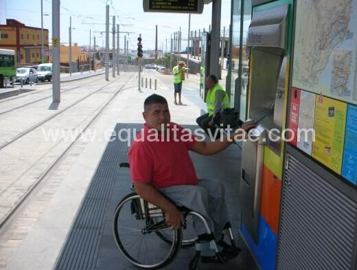 Dispensador accesible a usuarios en silla de ruedas. Foto http://metrotenerife.com