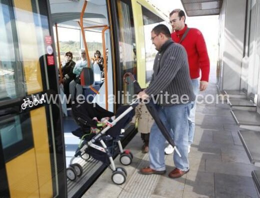 Entrada al vehículo accesible.Foto http://metrotenerife.com