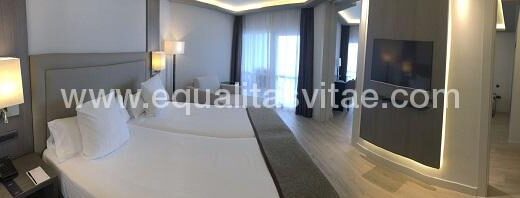 Una de las habitaciones adaptadas para personas con discapacidad en el Hotel Meliá.