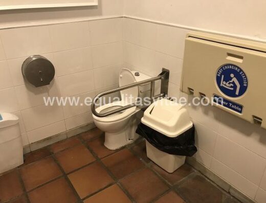 Baño adaptado para personas con discapacidad.