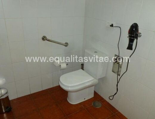 Baño adaptado de una de las habitaciones accesibles.