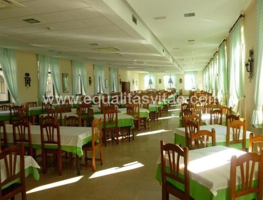 Comedor con mobiliario accesible. Hospedería Monasterio de Poio.