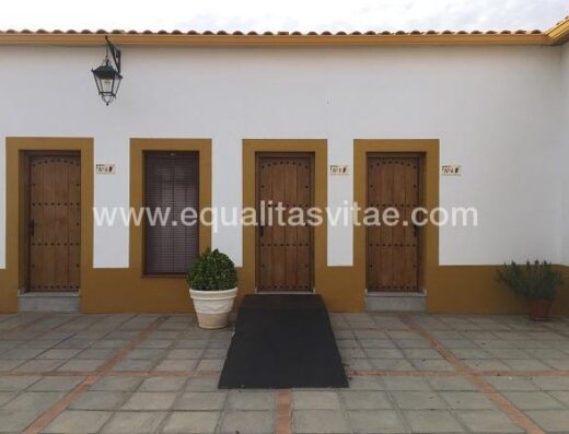 Entrada accesible a la habitación adaptada.