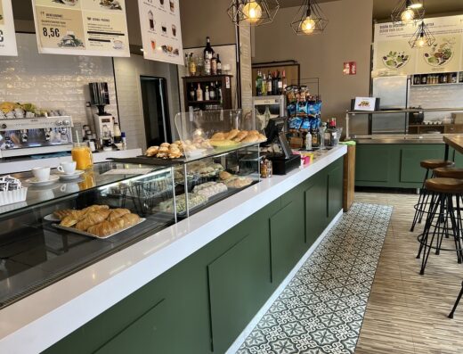 Barra con productos de bollería en la sección cafetería.