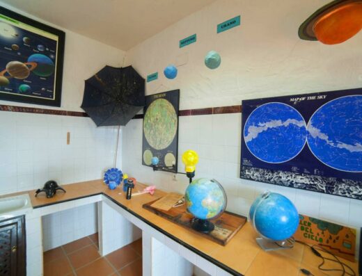 Escritorios con globos terráqueos.