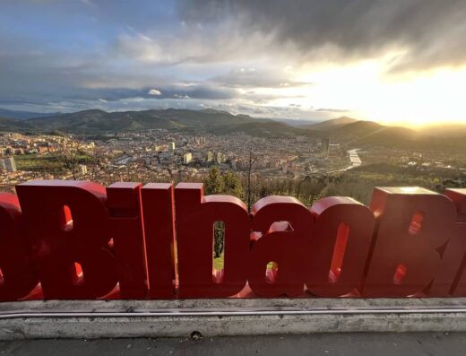Letronas con el nombre de Bilbao en el mirador desde el que se observa Bilbao.
