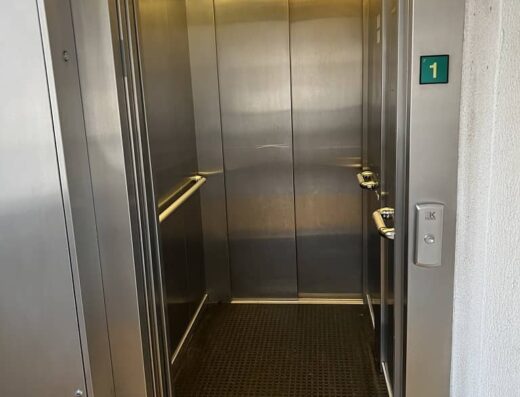 Cabina con barras de apoyo en ambos lados.