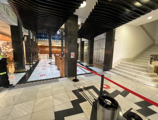Hall de la oficina de turismo con encaminamiento táctil y señalización en el suelo del itinerario.