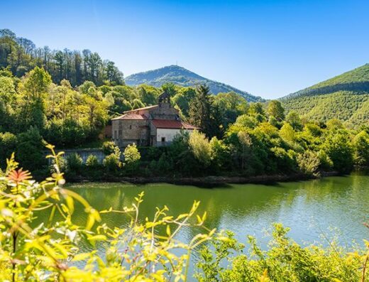 Pueblo junto a un lago.