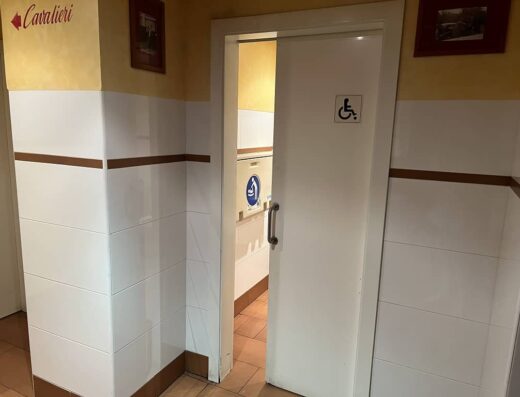 Puerta corredera con icono identificativo SIA.