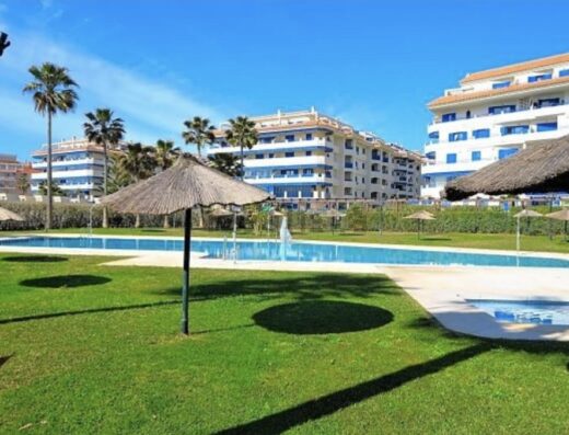 Piscinas rodeadas de zonas de sombra y césped.