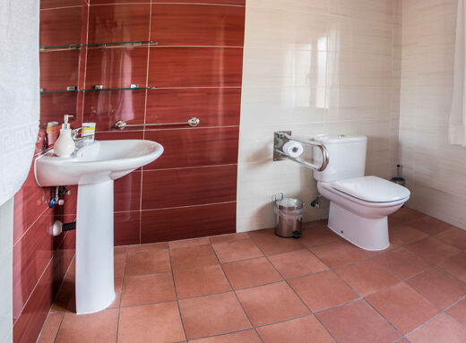 Interior del baño adaptado.