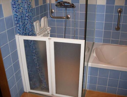 Ducha a cota cero con asiento abatible con mampara