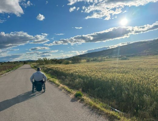 Imagen de usuario de silla de ruedas recorriendo el sendero.