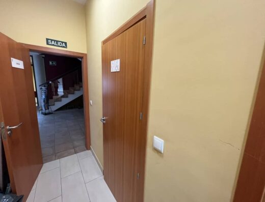 Puerta de entrada señalizado con símbolo SIA.