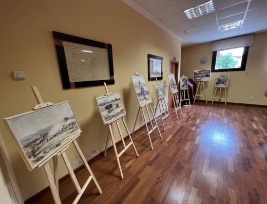 Sala de exposiciones con lienzos con temática sobre naturaleza.