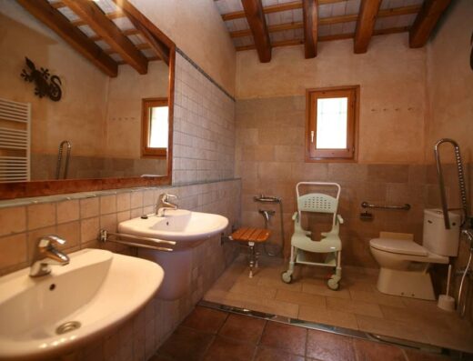 Interior del aso, ducha a cota cero, silla de ducha.