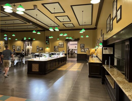 Barras de buffet, salón muy amplio.