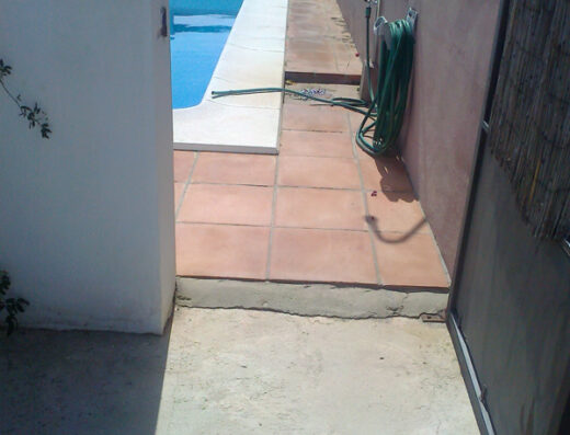 Puerta de acceso a la zona de la piscina.