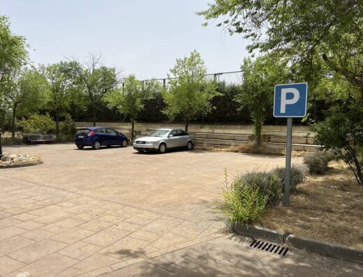 Amplia zona de aparcamiento sin plazas delimitadas.