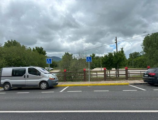 Imagen de las plazas de aparcamiento reservadas para PMR.