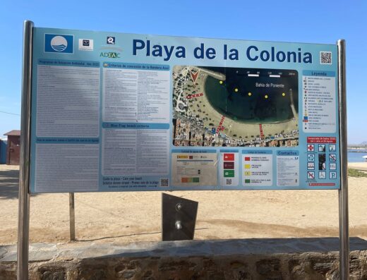 Panel informativo de la Playa de las Colonias, Águilas, Murcia.