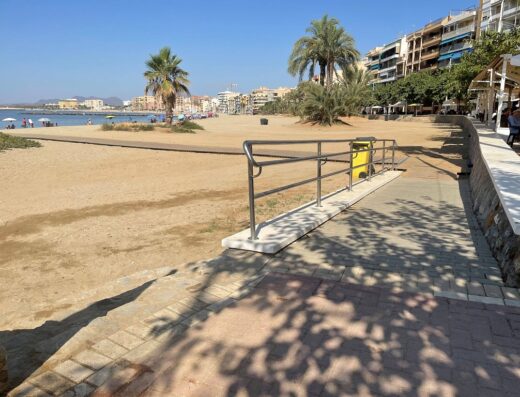 Rampa de acceso a la Playa de las Colonias, Águilas, Murcia.