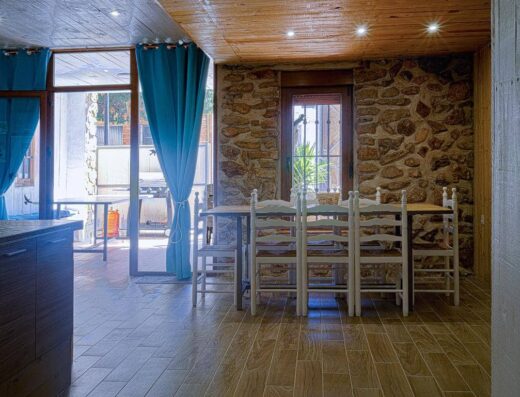 Zona comedor con mesa.