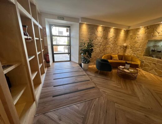 Rampa de bajada tras cruzar la puerta de entrada al hostal.