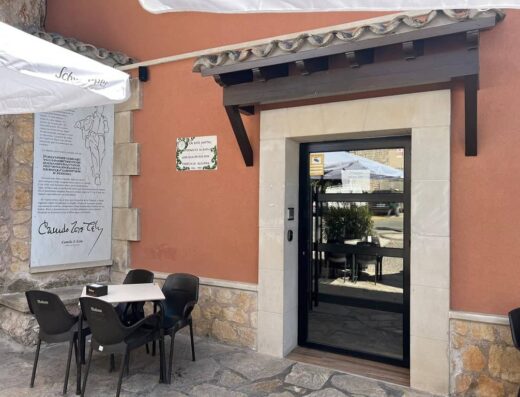Puerta de entrada al local con cartel que informa de que Camilo José Cela se hospedó allí en su visita a la Alcarria.