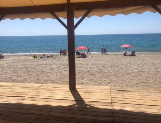 Zona de sombra a escasos metros de la playa.