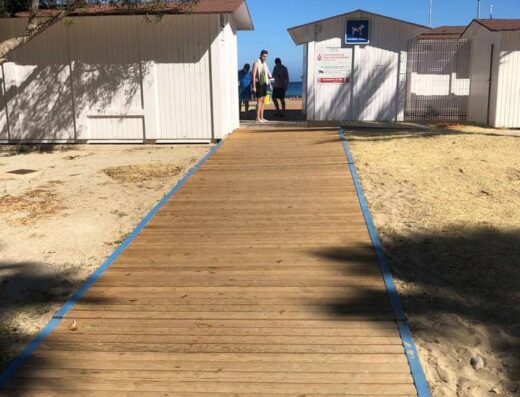 Acceso a la playa y zona aseos.