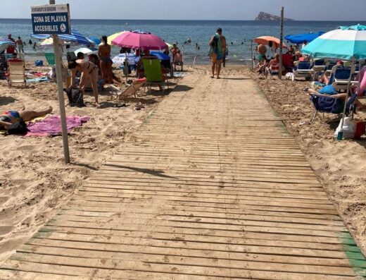 Pasarela de madera que lleva hasta casi la orilla.