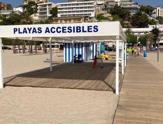 Zona de sombra, texto en la lona: playas accesibles.