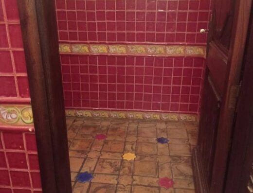 Puerta de entrada al baño adaptado.