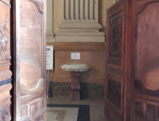 Una de las puertas de entrada al templo.