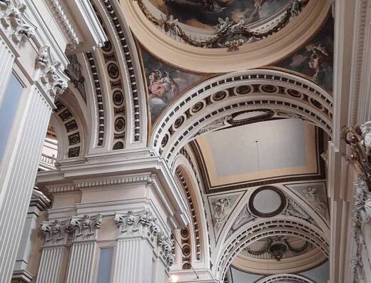 Detalle de cúpula y arquería.