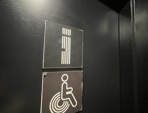 Señalización del aseo con símbolo internacional de accesibilidad.