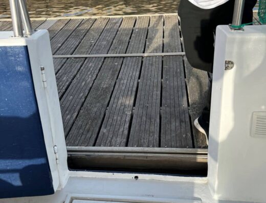 Acceso a cota cero desde pantalán al barco.