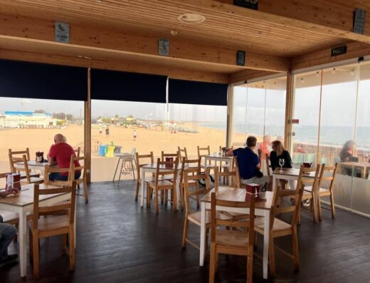 Terraza cubierta de bar junto a la playa.