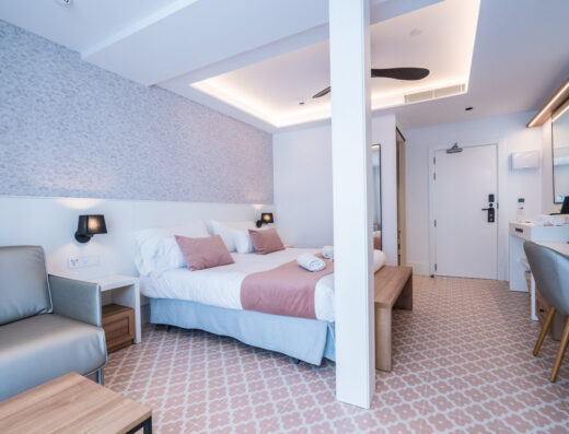 Habitación con cama de matrimonio, suelo con moqueta.