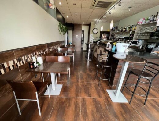 Interior de la cafetería.