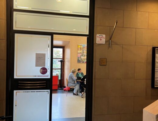 Entrada accesible al local.