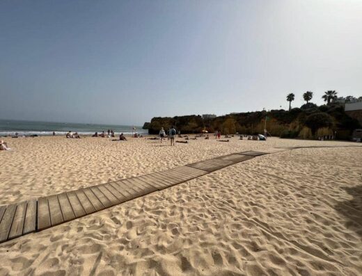 Tarima que recorre la arena de la playa.