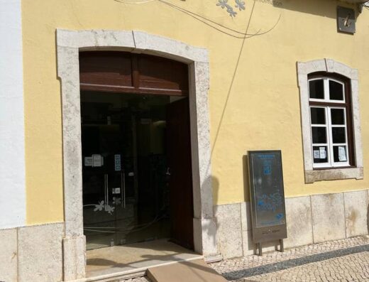 Entrada a través de rampa.
