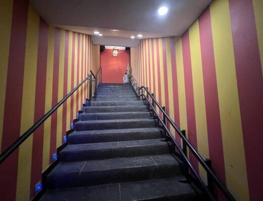 Vista de las escaleras desde abajo. En la parte superior silla salvaescaleras.